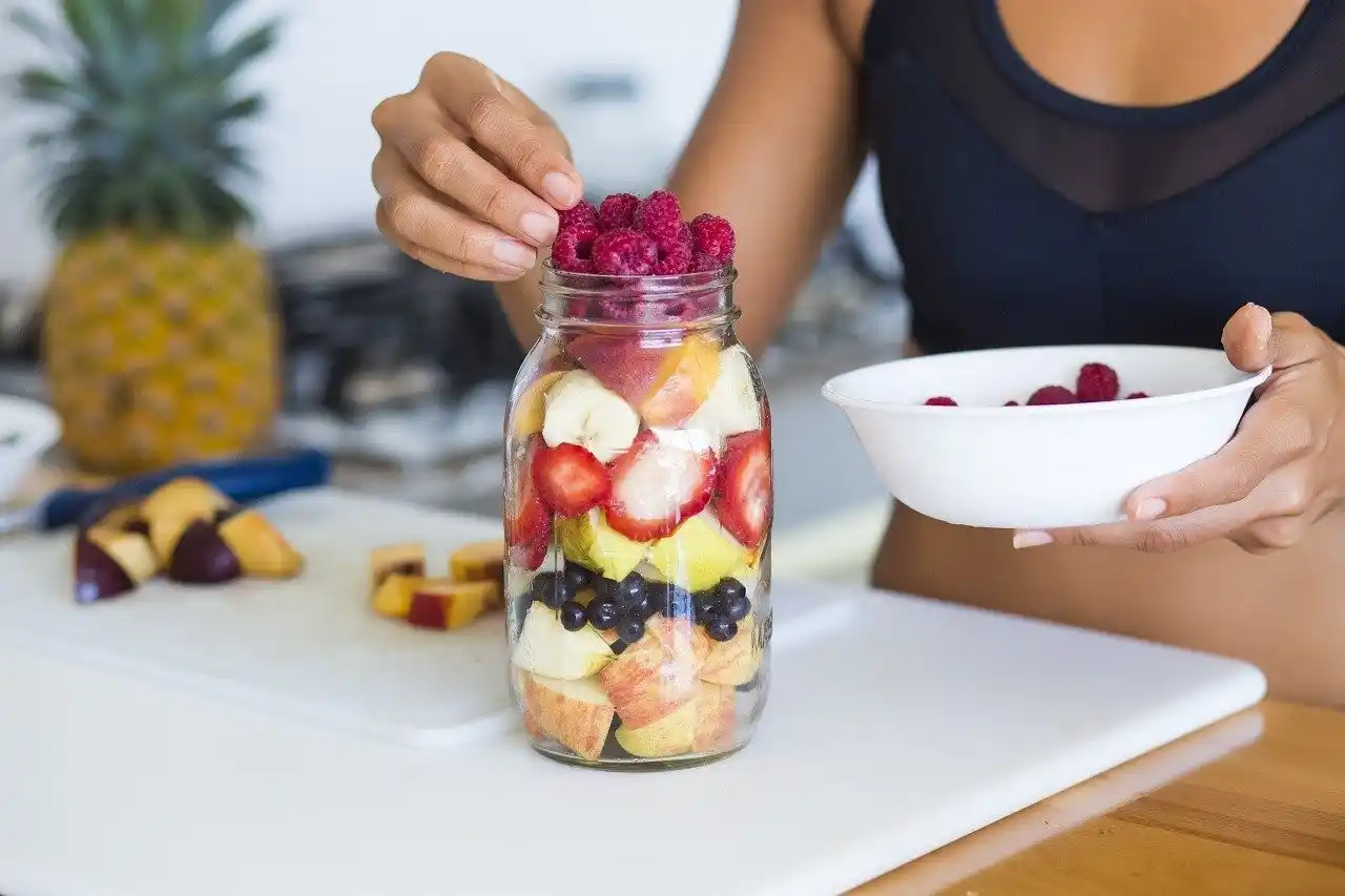 Expert culinar pregătind rețete cu fructe de pădure