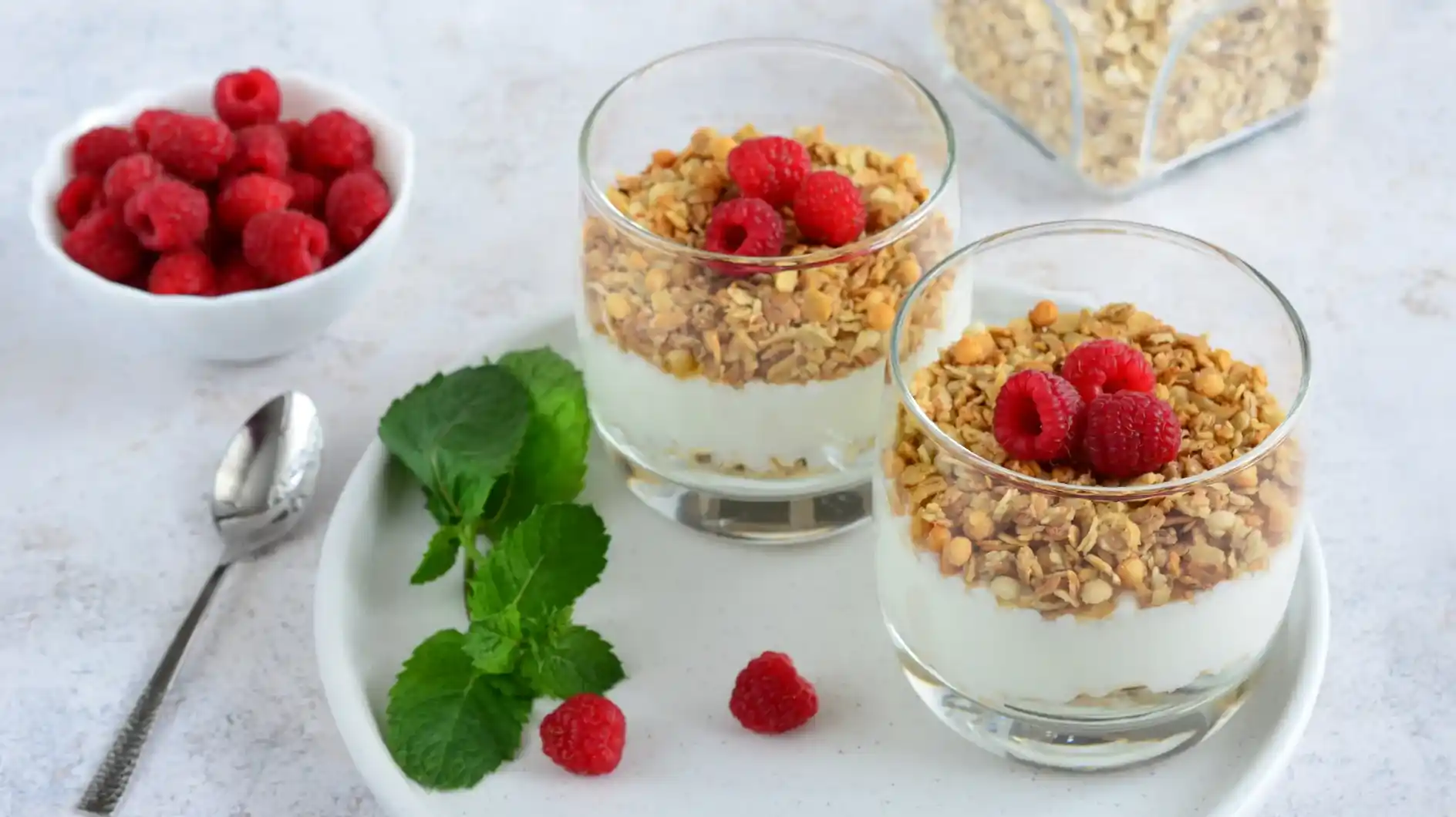 Desert cremos cu zmeură și granola